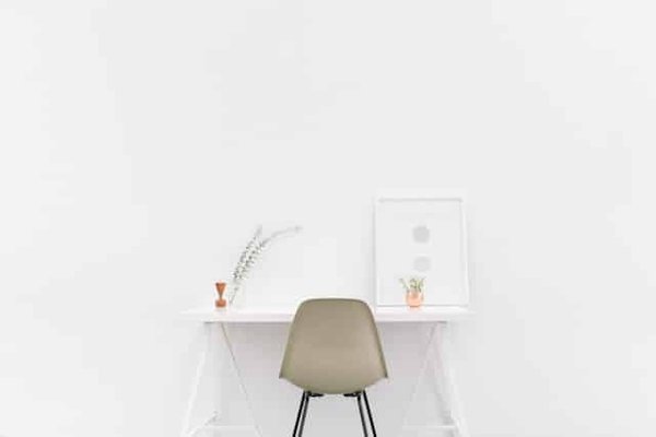 Comment intégrer un escalier hélicoïdal dans un espace de vie minimaliste?