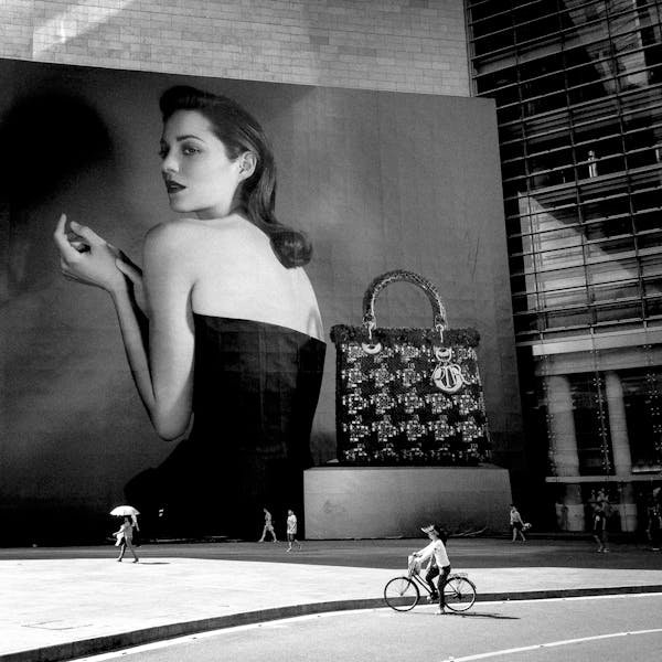 Tableaux et posters blancs et noirs : un style astucieux et chic